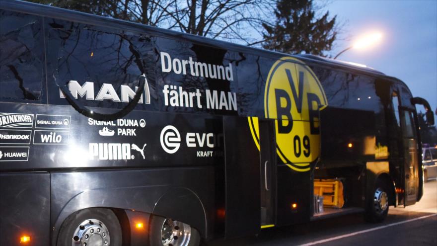 El autobús de los jugadores del equipo alemán Borussia Dortmund tras ser alcanzado por tres explosiones, 11 de abril de 2017.