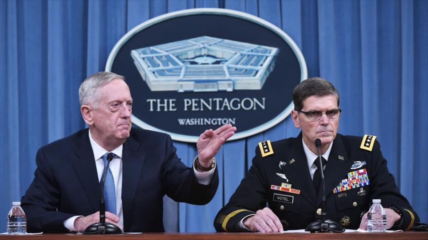 El secretario de Defensa estadounidense, James Mattis (izda.), en una conferencia conjunta con el jefe del Comando Central de las Fuerzas Armadas, Joseph Votel, en Washington, DC, 11 de abril de 2017.