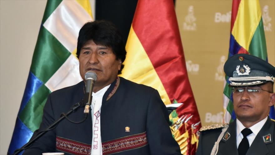 El presidente de Bolivia, Evo Morales (izda.) ofrece un discurso en La Paz, capital administrativa de Bolivia, 29 de marzo de 2017. 