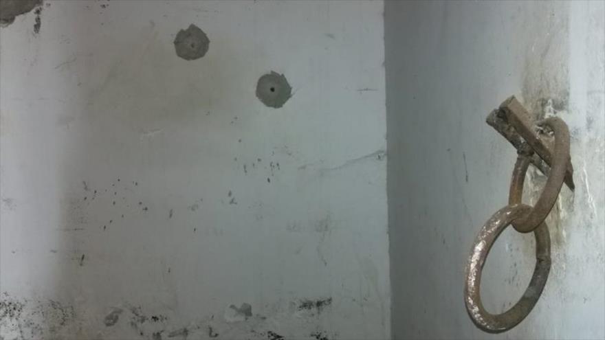 Imagen difundida el 10 de abril por la cadena Al-Arabiya muestra el interior de una prisión secreta del grupo terrorista EIIL (Daesh, en árabe) en Libia.
