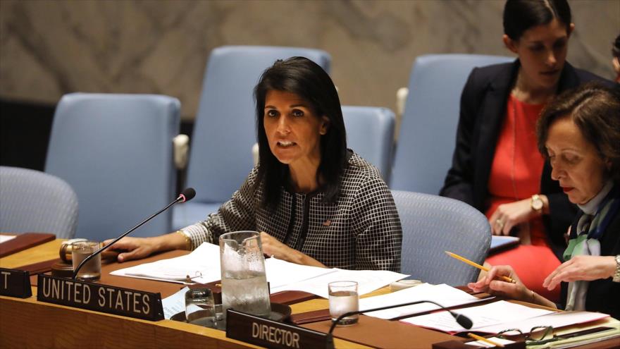 La embajadora estadounidense ante la ONU, Nikki Haley, asiste a una reunión del Consejo de Seguridad de las Naciones Unidas en Nueva York en la que se ha discutido sobre el conflicto en Siria, 12 de abril de 2017.