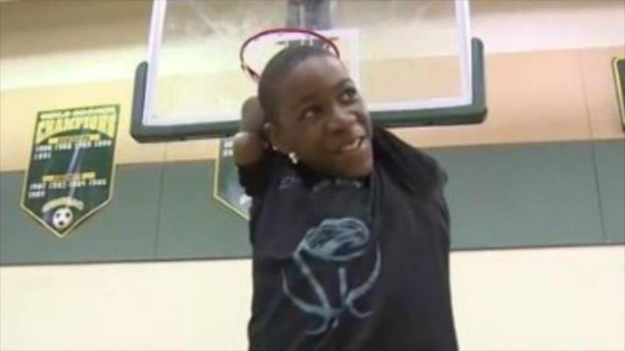 Vídeo: Jugador de baloncesto sin brazos mete un triple