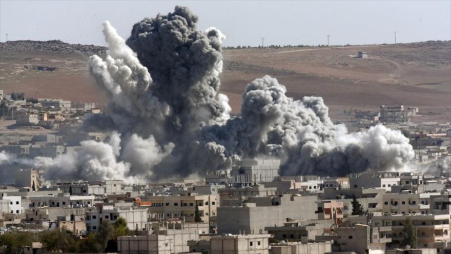 Denso humo alzándose tras un ataque aéreo de la coalición liderada por Estados Unidos en Kobani, en el norte de Siria.