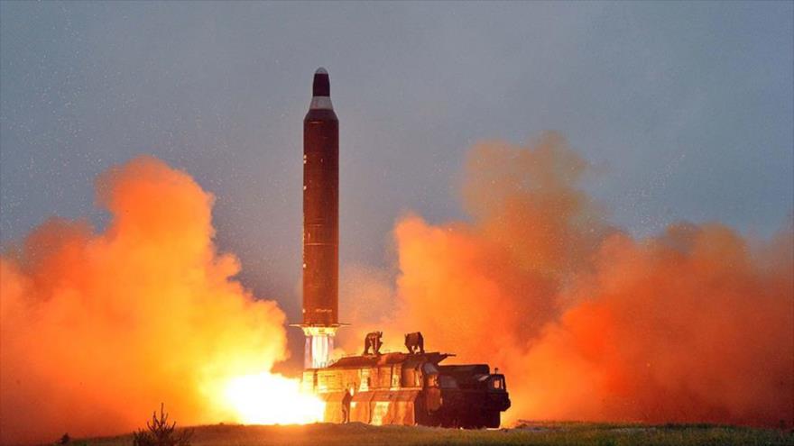 Corea del Norte lanza un misil de alcance medio del tipo Hwasong-10, 23 de junio de 2016.