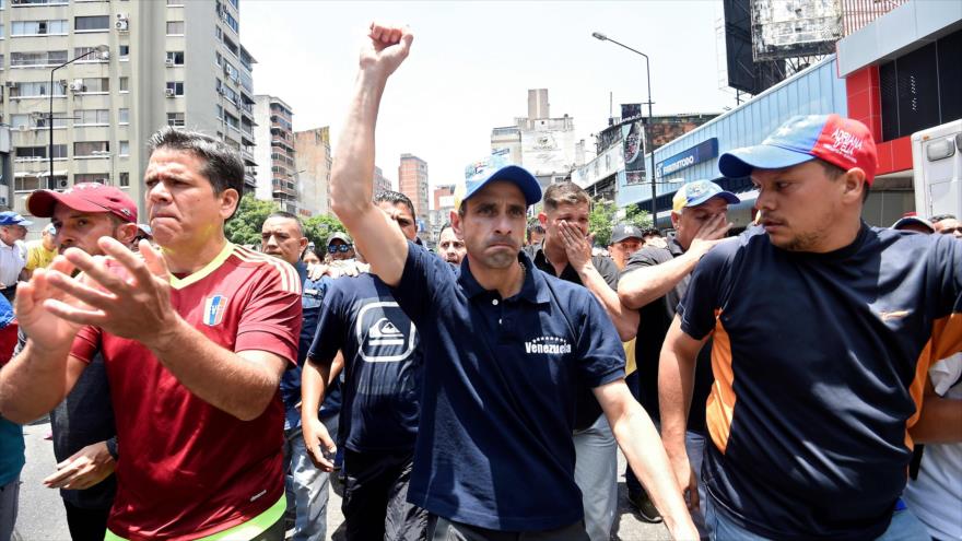 El líder opositor venezolano Henrique Capriles (centro) participa en una protesta contra el Gobierno del presidente Nicolás Maduro en Caracas (capital de Venezuela), 8 de abril de 2017.