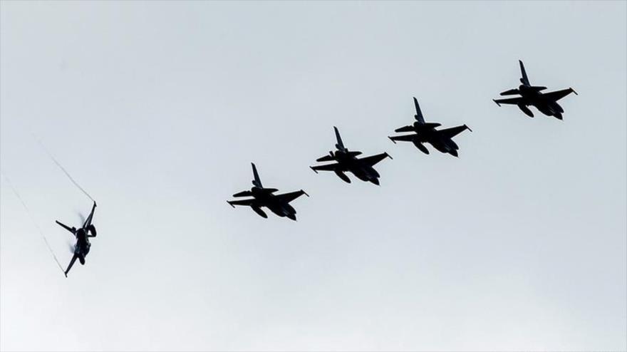 Cinco de los seis aviones de combate F-16 de Holanda, país que forma parte de la llamada coalición anti-Daesh, liderada por EE.UU., vuelan en el cielo sirio, 30 de junio de 2016.