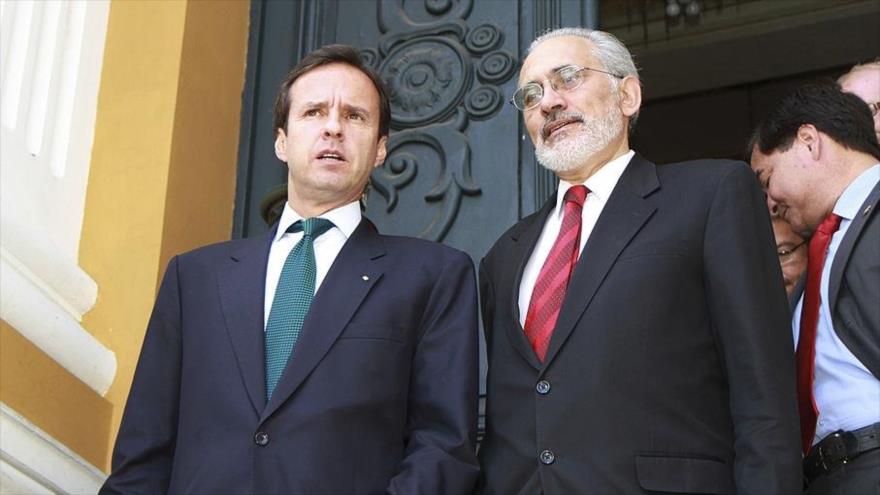 Los expresidentes de Bolivia Jorge Quiroga (2001-2002) (izda.) y Carlos Mesa (2003-2005) en el momento de la Asamblea Legislativa Multinacional en La Paz (capital boliviana), 28 de marzo de 2011.
