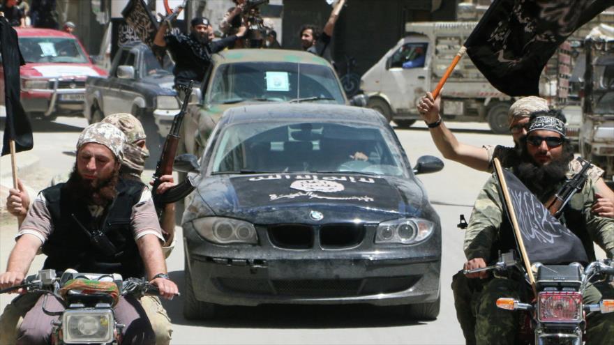 Terroristas del Frente Al-Nusra (ahora conocido como el Frente Fath Al-Sham), afiliado a Al-Qaeda, en la ciudad siria de Alepo (norte).