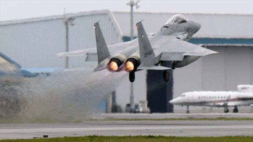 Avión de combate F-15 de la Fuerza Aérea de Japón despega de la base militar de Naha, en Okinawa.