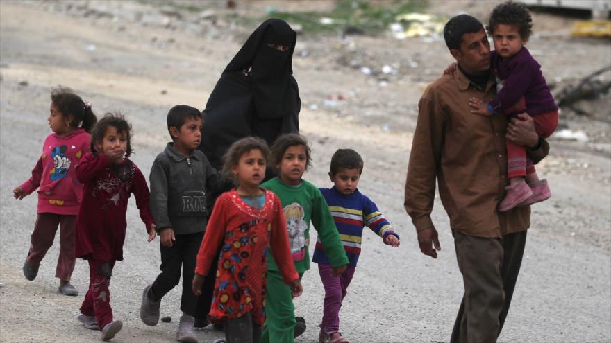 Una familia iraquí camina hacia un campamente de refugiados tras huir de las zonas bajo control del grupo terrorista EIIL (Daesh, en árabe), en el oeste de Mosul (norte), el 12 de abril de 2017.