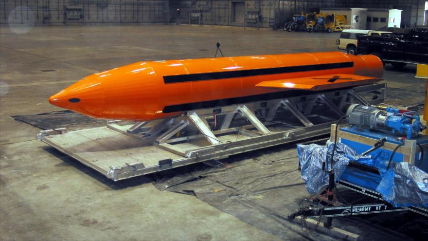 Una bomba GBU-43/B Massive Ordnance Air Blast bomb (MOAB) en la base de la Fuerza Aérea Eglin, en el estado de Florida.