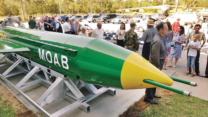 Estadounidenses observan la bomba GBU-43/B Massive Ordnance Air Blast (MOAB) en el Museo de la Fuerza Aérea de Eglin, en el estado de Florida.