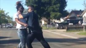 Vídeo: Policía blanco patea en la cara a un hombre negro