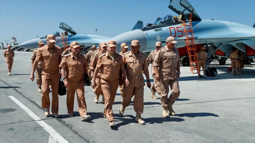 El ministro ruso de Defensa, Serguei Shoigu (centro) visita las fuerzas rusas en la base aérea de Hmeimim, en la provincia siria de Latakia, 18 de junio de 2016.