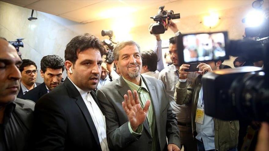 El legislador iraní Mostafa Kavakebian (centro) se inscribe para participar en las elecciones presidenciales de Irán, 14 de abril de 2017.