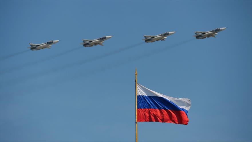Aviones de guerra Su-24 rusos vuelan en un desfile con motivo del Día de la Victoria en Moscú (capital rusa).