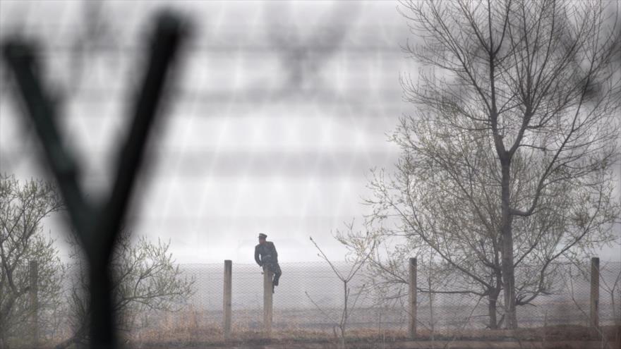 Un soldado norcoreano en la frontera entre Corea del Norte y China, 15 de abril de 2017.