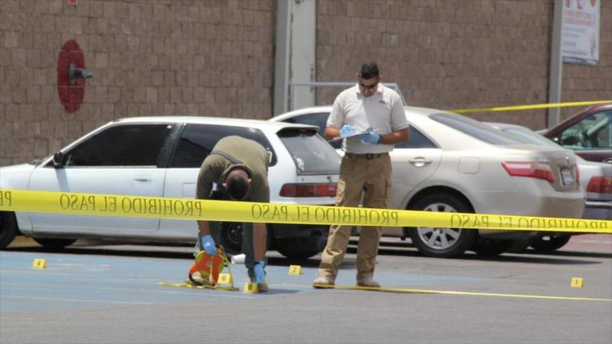 Agentes de la Policía mexicana investigan el asesinato del reportero Maximino Rodríguez Palacios en el lugar donde ocurrieron los hechos, 14 de abril de 2017.