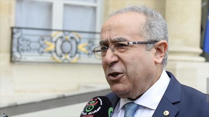 El canciller de Argelia, Ramtane Lamamra, se dirige a la prensa después de una reunión con el presidente francés en el Palacio del Eliseo en París (capital gala), 26 de octubre de 2015.