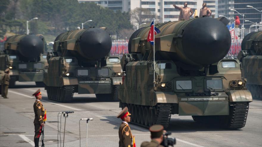 Misiles norcoreanos son exhibidos durante un desfile militar que marca el 105º aniversario del nacimiento del fundador de Corea del Norte, Kim Il-sung, en Pyongyang, 15 de abril de 2017.