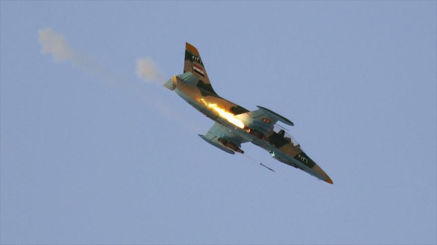Un avión de combate de la Fuerza Aérea siria dispara misiles contra objetivos determinados.