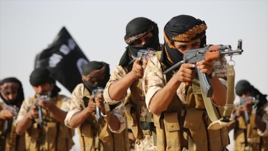 Integrantes del grupo terrorista EIIL (Daesh, en árabe) en un curso de entrenamiento militar en Yemen.