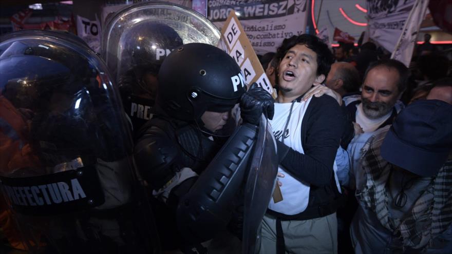 Maestros argentinos chocan con miembros de la Prefectura Naval Argentina que custodian la entrada del puente Pueyrredón en Avellaneda, Buenos Aires, 6 de abril de 2017.