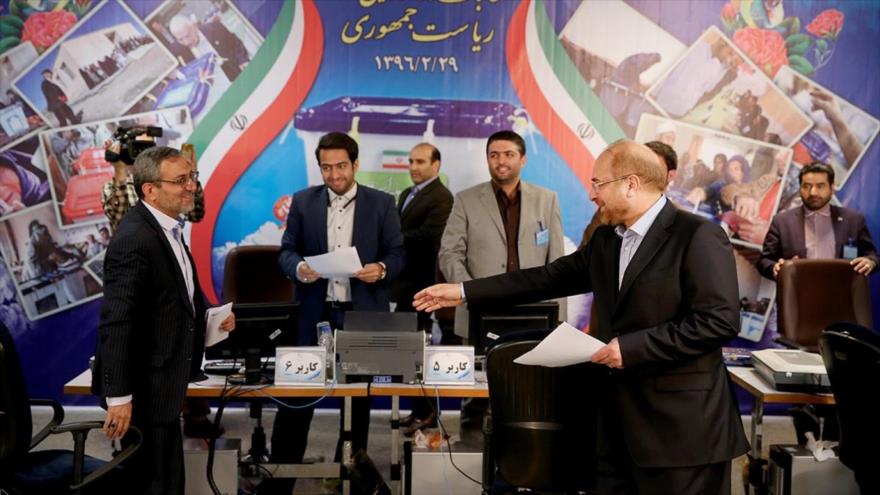 El alcalde de Teherán, la capital persa, Mohamad Baqer Qalibaf (dcha.) se presenta en la sede electoral ubicada en el Ministerio del Interior de Irán, para inscribirse en las XII elecciones presidenciales del país, 15 de abril de 2017.