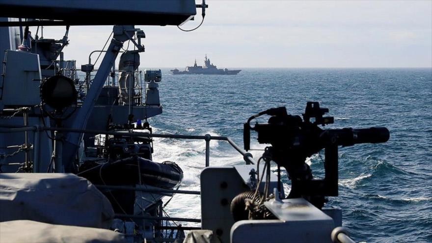 La fragata HMS Sutherland de la Marina del Reino Unido está escoltando a los barcos rusos, 15 de abril de 2017. 