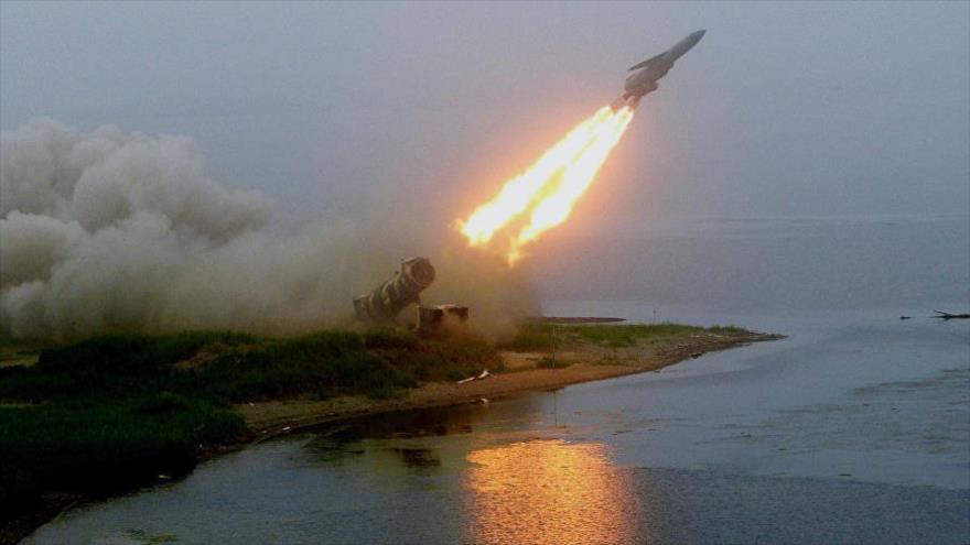 Las fuerzas rusas llevan a cabo pruebas con un misil tierra-mar.