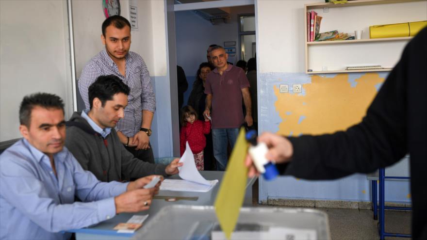 Comienza referéndum en Turquía para ampliar poderes de Erdogan