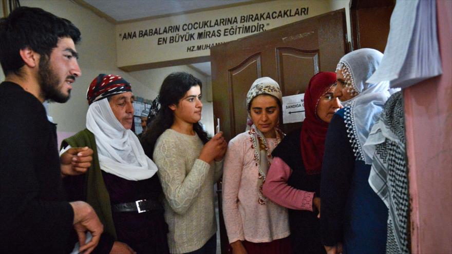 La gente hace cola para votar durante el referéndum sobre la ampliación de los poderes del presidente turco en Diyarbakir, 16 de abril de 2017.