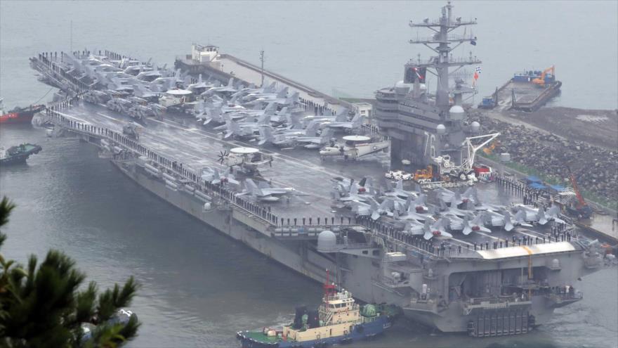 El portaaviones estadounidense USS Ronald Reagan en el puerto surcoreano de Busan, tras realizar una maniobra militar conjunta, 16 de octubre de 2016.