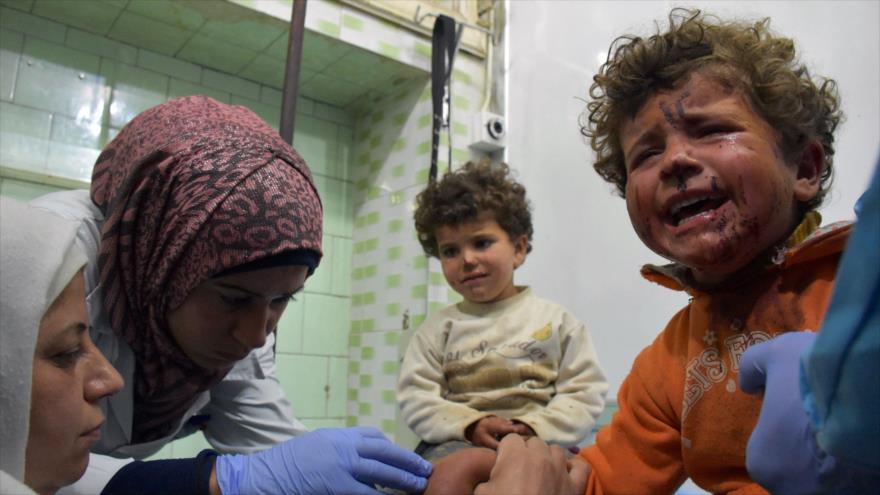 Niños sirios heridos en un atentado suicida contra los autobuses en Al-Rashidin, al oeste de Alepo (norte de Siria), mientras estaban siendo evacuados de dos ciudades de Al-Fua y Kefraya, 15 de abril de 2017.
