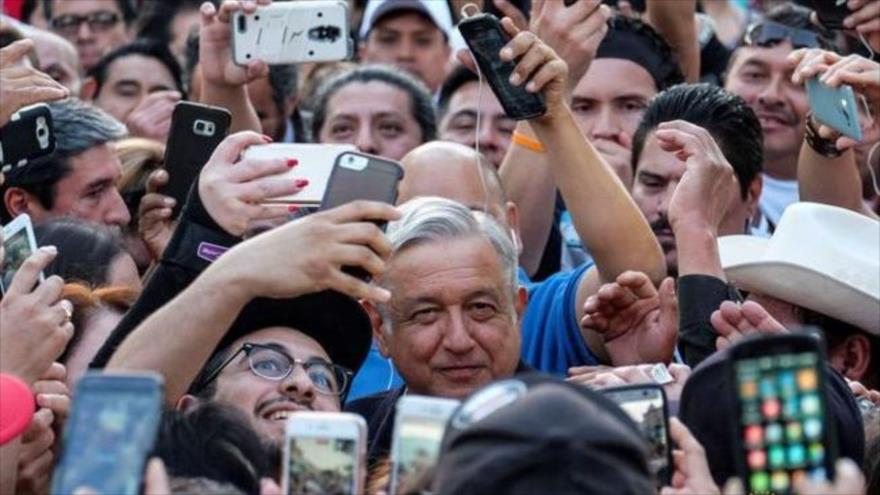 Andrés Manuel López Obrador, líder del Morena, rodeado por sus partidarios.