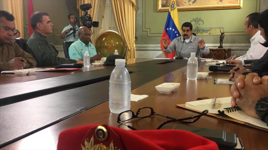 Maduro llama a la paz y presenta pruebas de intentona golpista
