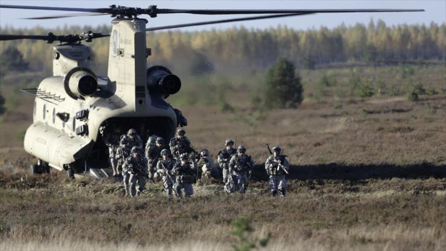 Soldados de la 173ª Brigada Aerotransportada de Estados Unidos bajan de un helicóptero durante los ejercicios militares de la OTAN, Silver Arrow, en Adazi, Letonia.