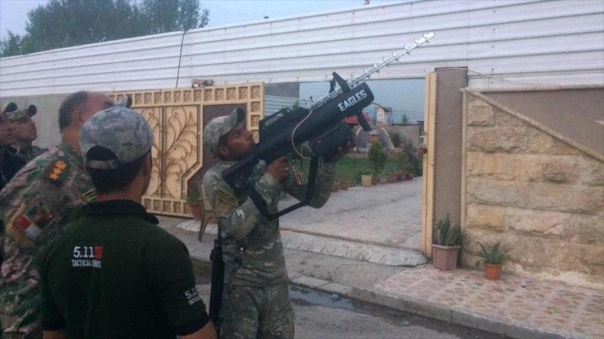 Un soldado iraquí usa un rifle antidron en la ciudad de Mosul, norte de Irak.