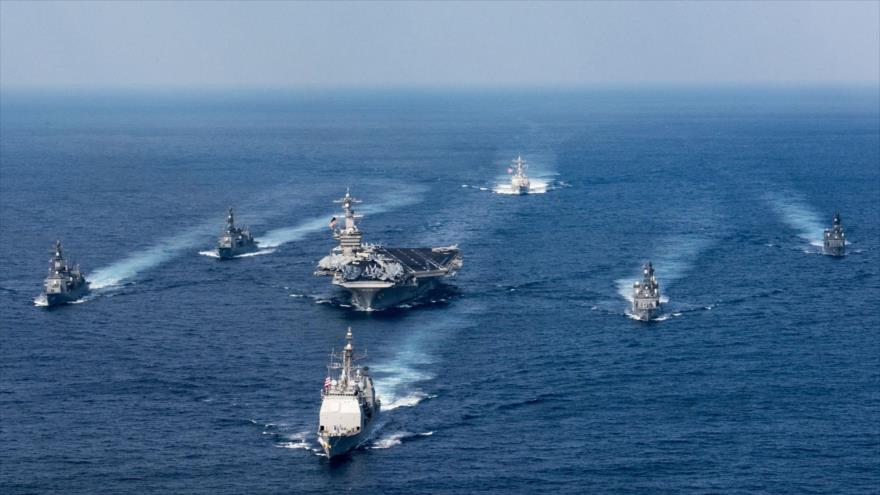 Flota de ataque de EE.UU., que incluye el portaviones USS Carl Vinson (C), participa en un ejercicio con destructores de la Fuerza de Autodefensa Marítima de Japón en el mar de Filipinas, 28 de marzo de 2017.