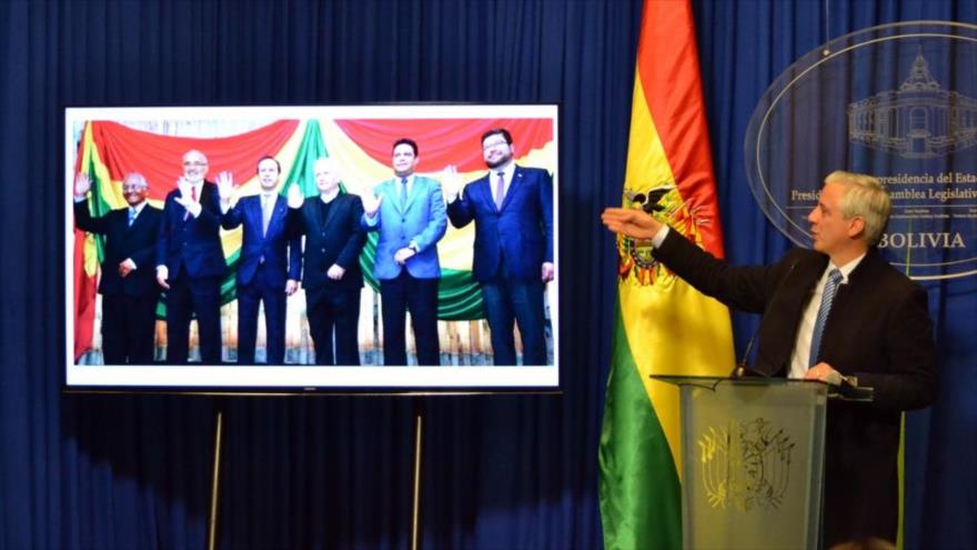 El vicepresidente de Bolivia, Álvaro García Linera, ironiza sobre la "unificación" de la "derecha" boliviana, en referencia a la unión de seis líderes opositores contra Evo Morales, 13 de abril de 2017.