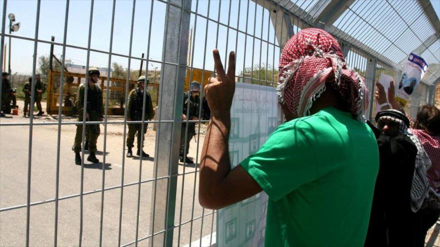 Los palestinos protestan contra la detención administrativa de sus conciudadanos frente a una cárcel israelí.