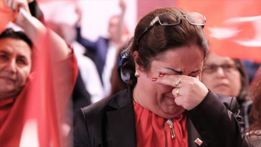Seguidores del opositor CHP en Berlín reaccionan ante los resultados del referéndum turco, 16 de abril de 2017. 