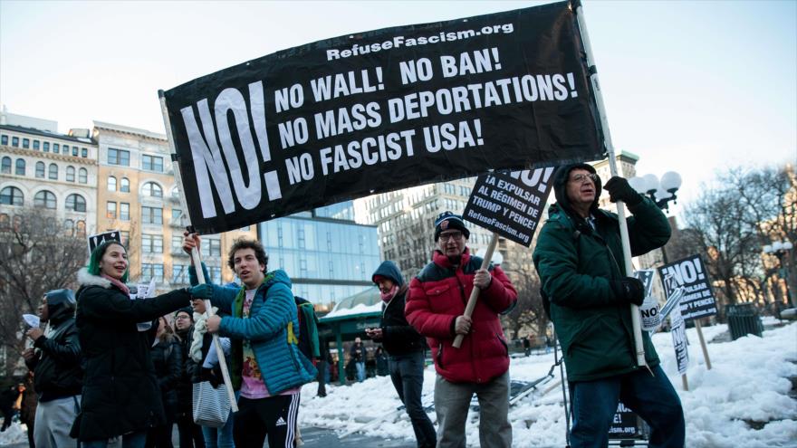 Manifestantes sostienen una pancarta durante una protesta contra la orden ejecutiva del presidente Donald Trump de prohibir la entrada de ciudadanos de paises de mayoría musulmana y otras políticas migratorias, Nueva York, EE.UU.,16 de marzo de 2017.