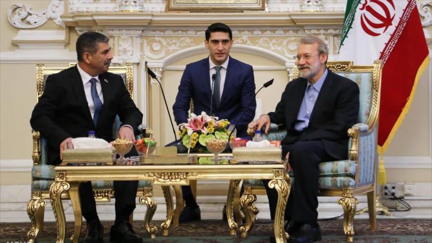El presidente de la Asamblea Consultiva Islámica de Irán (Mayles), ALi Lariyani (dcha.), durante una reunión mantenida con el ministro de Defensa de Azerbayán, el teniente general Zakir Hasanov, en Teherán (la capital persa), 17 de abril de 2017.