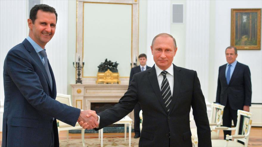 El presidente de Rusia, Vladimir Putin (dcha.), y su homólogo sirio, Bashar al-Asad, durante una reunión en Moscú (capital rusa), 20 de octubre de 2015.