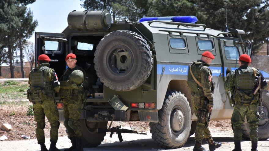 Efectivos de la policía militar rusa están de guardia en la ciudad norteña de Manbij, en Siria, 5 de abril de 2017.