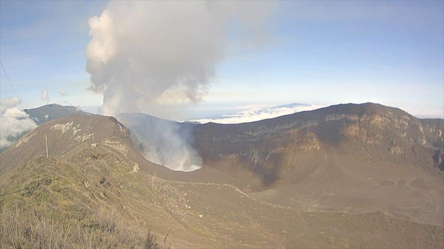 Humo volcánico sale del cráter del volcán Turrialba en Costa Rica, 18 de abril de 2017.