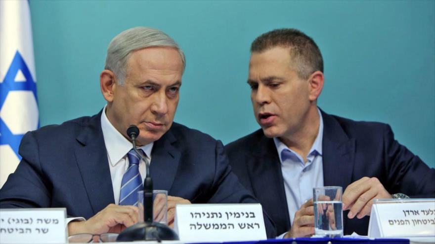 El primer ministro israelí, Benyamin Netanyahu (izqda), junto a su ministro de seguridad pública, Gilad Erdan, en una conferencia de prensa, 8 de octubre de 2015.