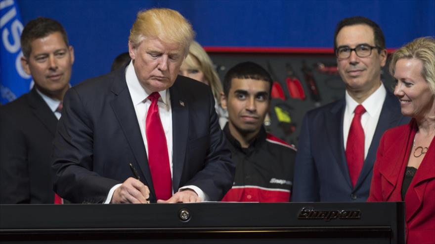 El presidente de EE.UU., Donald Trump, firma nuevas órdenes proteccionistas en Kenosha, Wisconsin, 18 de abril de 2017.