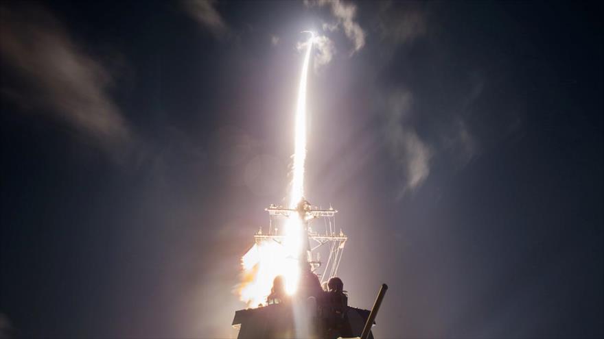 EE.UU. y Japón realizan una prueba con un misil Standard a bordo del destructor estadounidense de misiles guiados USS John Paul Jones, 3 de febrero de 2017.